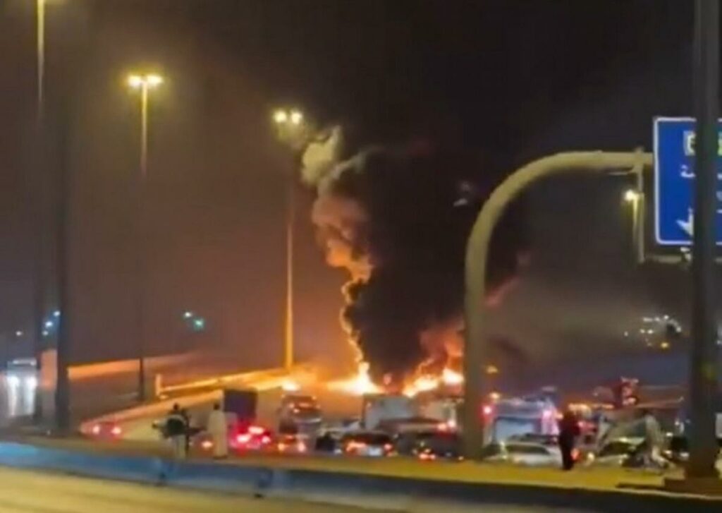 Llamas se elevan en la embajada de Estados Unidos en Riad, en Arabia Saudita