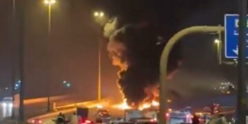 Ataque con drones contra la embajada de EE.UU. en Riad, capital de Arabia Saudita Llamas se elevan en la embajada de Estados Unidos en Riad, en Arabia Saudita