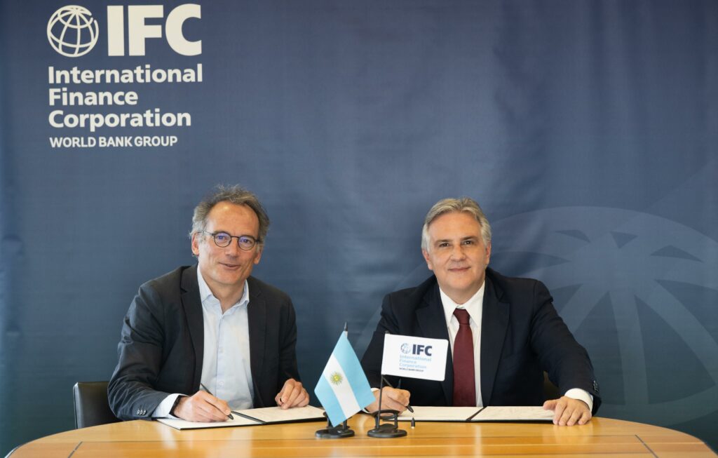 El financiamiento combina recursos del Banco Mundial y bancos internacionales para completar la obra iniciada con fondos provinciales.