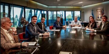 Llaryora confirmó que prohibirá a los naranjitas y limpia vidrios naranjitas