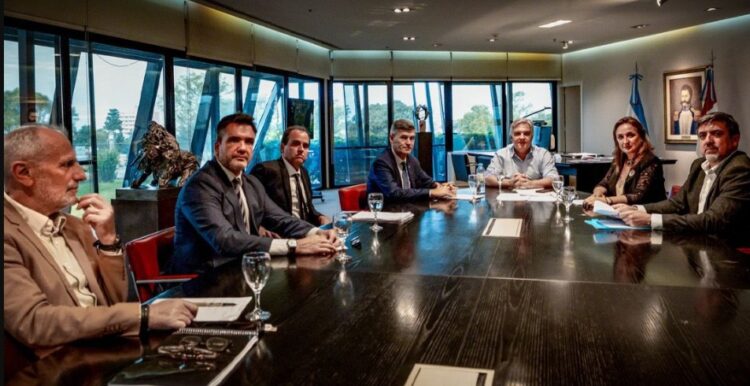 Llaryora reflotó la idea de prohibir a los naranjitas y limpia vidrios naranjitas