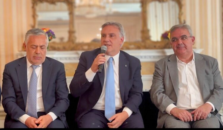 El gobernador Martín Llaryora, flanqueado por sus pares de Mendoza, Alfredo Cornejo y de Catamarca, Raúl Jalil.