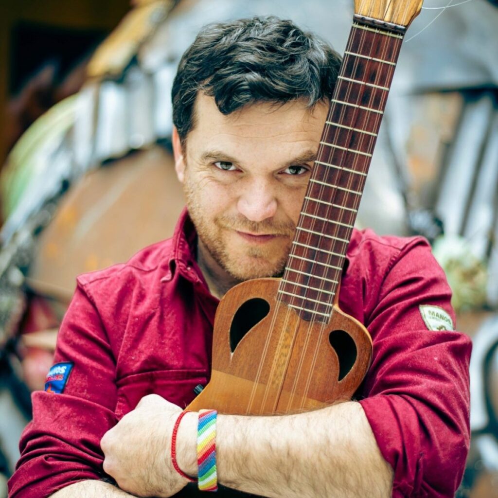 Pachi Herrera celebra una década con canto y charango