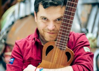 Pachi Herrera celebra una década con canto y charango
