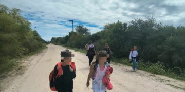 Por cambios en el transporte, niños y docentes viven una travesía de ida y vuelta a la escuela en camino a Villa Pose