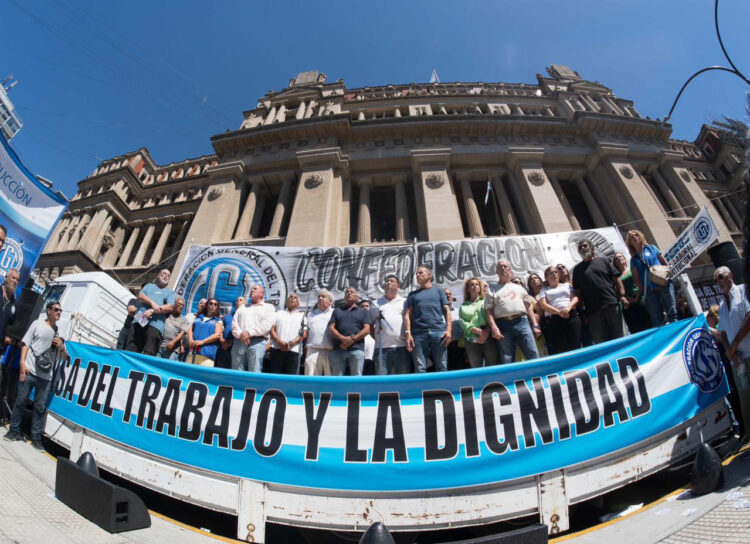 La Justicia suspende más de 80 artículos de la reforma laboral A partir de una presentación de la CGT, la Justicia laboral suspendió de forma provisoria más de 80 artículos de la reforma.