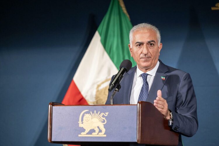 Reza Pahlaví insta a funcionarios iraníes a rendirse tras la muerte de Jamenei Reza Pahlaví, heredero del último sah de Irán.