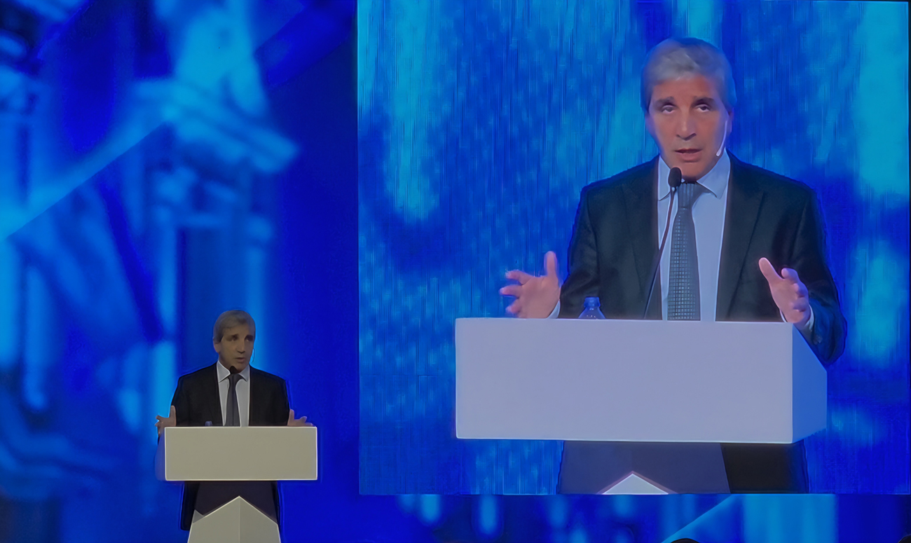 Luis "Toto" Caputo: Estamos en el pico de actividad económica desde diciembre de 2023 El ministro Caputo afirmó que ya no existe "riesgo kuka" pero que los mercados aún no lo creen.