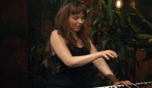 Viaje a un concierto de Charly desde la voz de An Espil y el piano de Secches