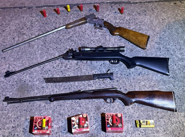 Secuestraron armas de fuego y municiones, sin que se registraran heridos.