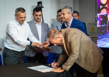 Autoridades provinciales, directivos de Epec y representantes de las empresas contratistas participaron de la firma del contrato.