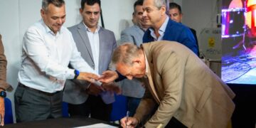 Autoridades provinciales, directivos de Epec y representantes de las empresas contratistas participaron de la firma del contrato.