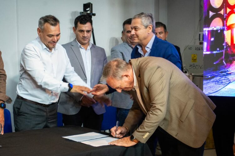 Autoridades provinciales, directivos de Epec y representantes de las empresas contratistas participaron de la firma del contrato.