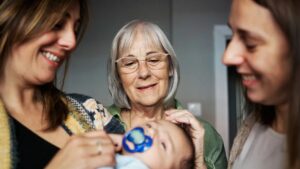 La presión de ser el sostén de hijos y padres al mismo tiempo