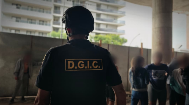 Tensión en “La Mole”: tras el desalojo, un hombre amenaza con arrojarse del edificio