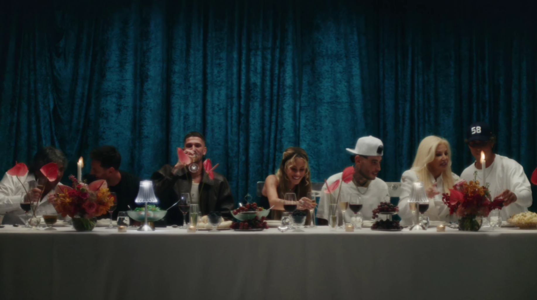 Tini estrenó “Dos amantes” con Ulises Bueno y reunió a Messi, Susana Giménez y Rodrigo De Paul