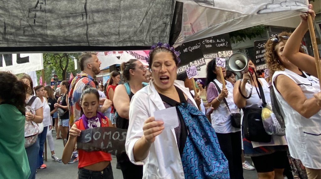 Docentes se movilizan en Córdoba en el marco del Día de la Mujer Trabajadora.