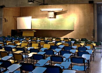 Docentes universitarios iniciaron una semana de paro en reclamo de recomposición salarial.