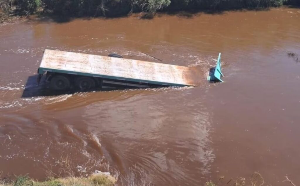 Un camión se despistó, cayó en arroyo y buscan al chofer