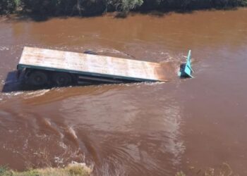 Un camión se despistó, cayó en arroyo y buscan al chofer