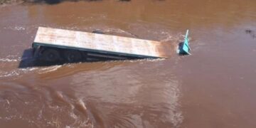 Un camión se despistó, cayó en arroyo y buscan al chofer