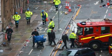 Un hombre atropelló a una multitud en Inglaterra y dejó siete heridos graves