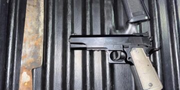 Un huésped atacó con un cuchillo al encargado de un hotel