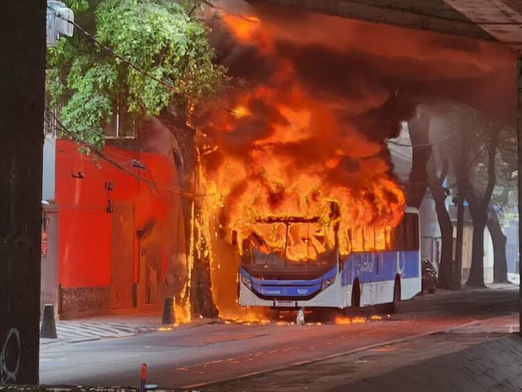 El despliegue derivó en una escalada de violencia en las calles, con colectivos incendiados y barricadas.