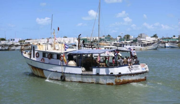 La embarcación, un barco atunero apodado "Granma 2.0", rinde homenaje al yate que transportó a los revolucionarios liderados por Fidel Castro en 1956 para iniciar la lucha contra la dictadura de Fulgencio Batista.