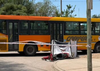 Una motociclista murió atropellada por un colectivo