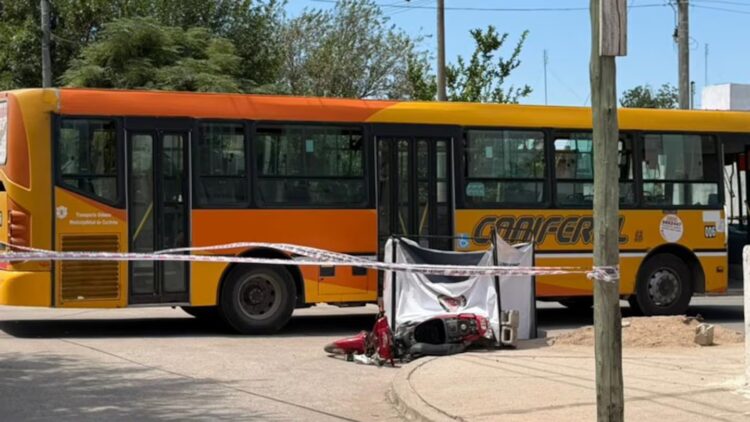 La motociclista murió atropellada por un colectivo en barrio Policial.
