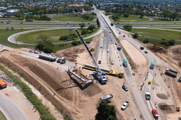 Montaje nocturno de vigas en el altonivel de Vélez Sarsfield genera desvíos durante la noche y marca un avance clave en una obra que busca mejorar el tránsito en el sur de Córdoba.