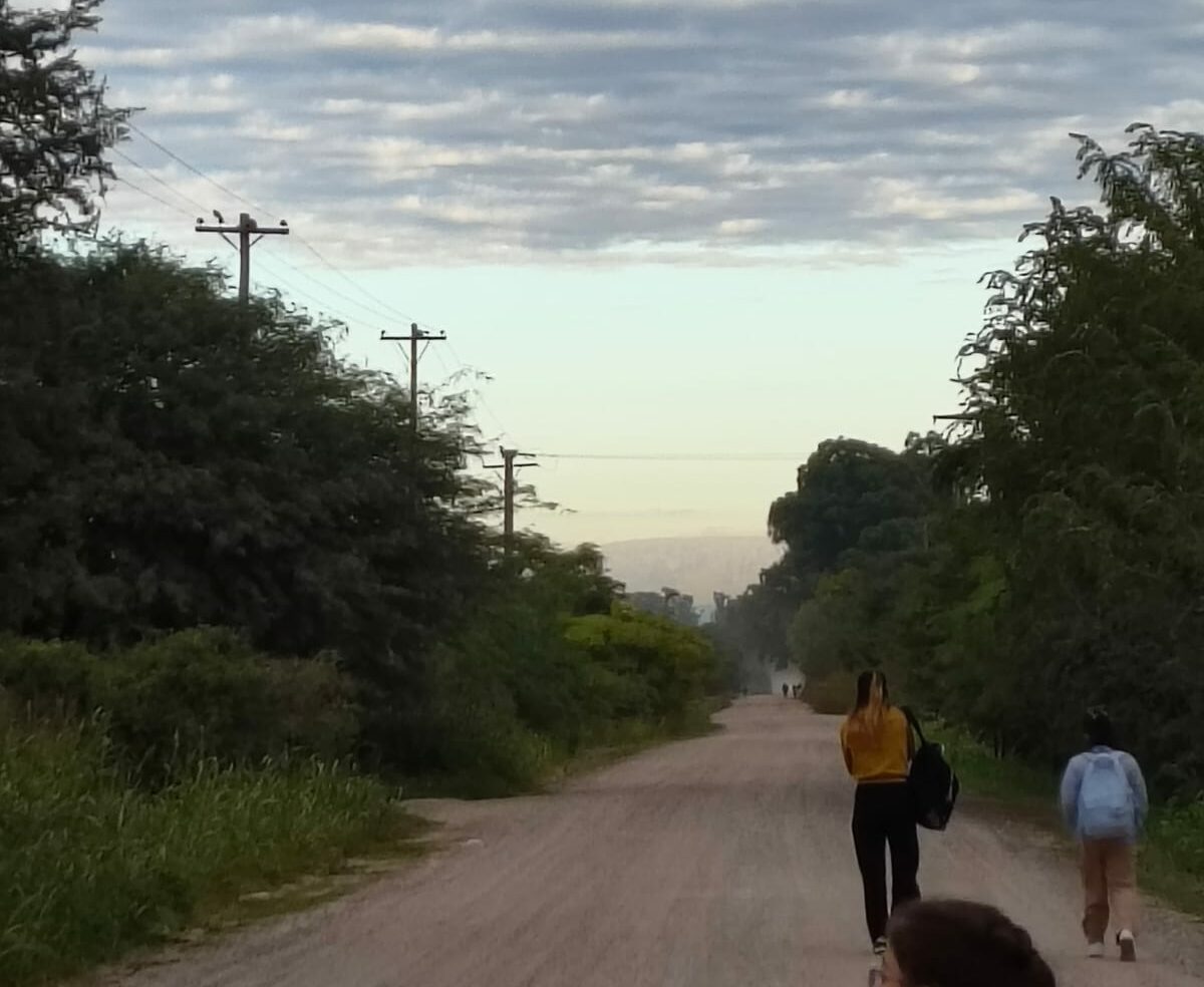 Por cambios en el transporte, niños y docentes viven una travesía de ida y vuelta a la escuela en camino a Villa Posse