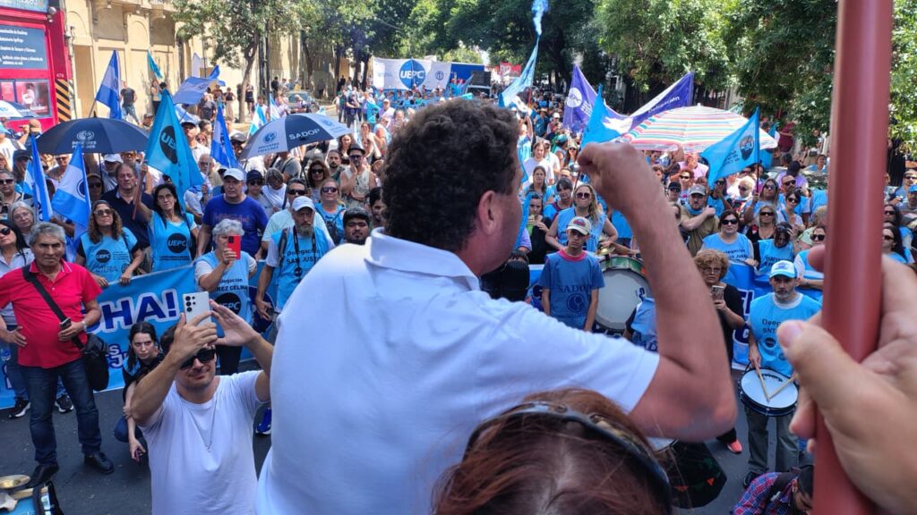 Fuerte acatamiento al paro docente y caos vehicular en el centro cordobés