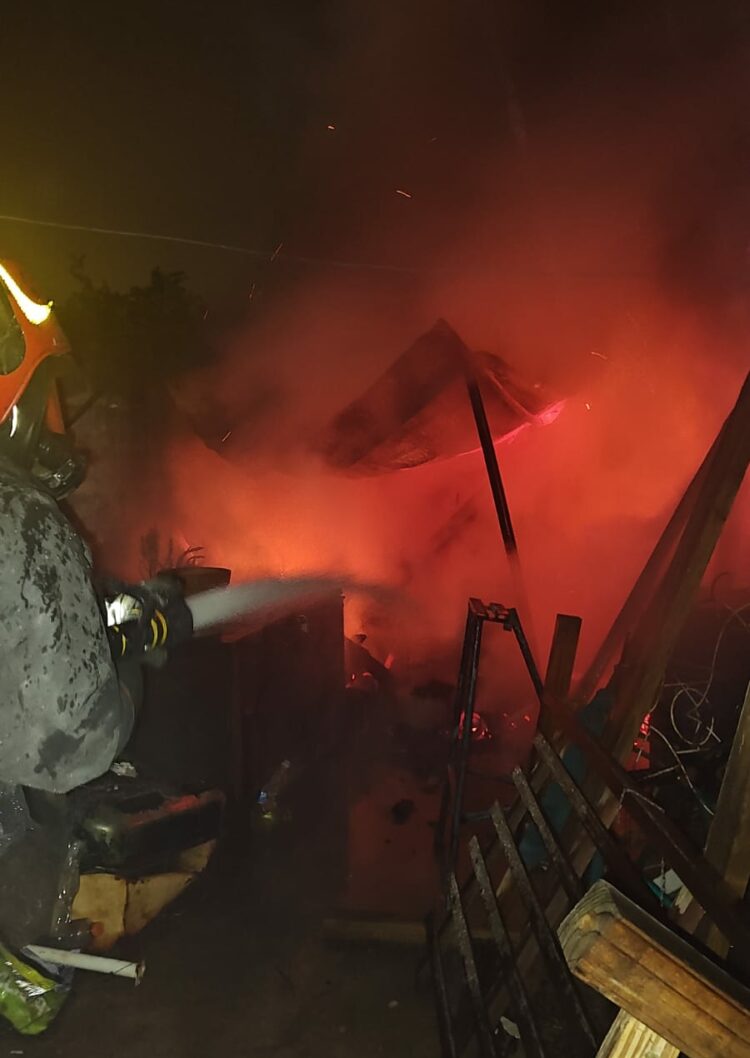 Bomberos sofocaron un incendio en Marqués Anexo: una mujer resultó afectada
