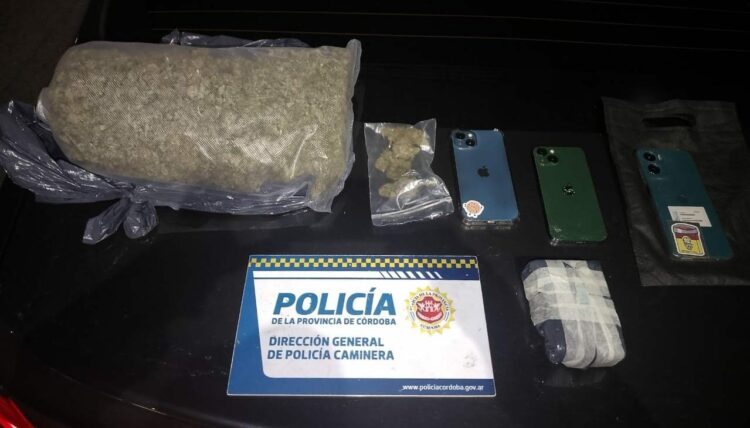 Detienen a cuatro personas y secuestran droga en un control vehicular Cuatro personas fueron detenidas en un control sobre la avenida Circunvalación de Córdoba, donde la Policía Caminera de Córdoba secuestró cocaína, marihuana, dinero en efectivo y un automóvil de alta gama.