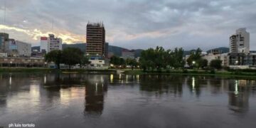 Alerta por la crecida del lago San Roque tras intensas lluvias en la cuenca alta