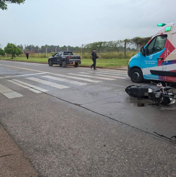 Un motociclista murió tras un violento choque con una camioneta y un camión en barrio Molinos Minetti, en la ciudad de Córdoba.