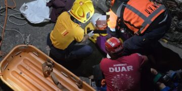 Rescataron a un hombre que cayó a la Cañada en pleno centro de Córdoba