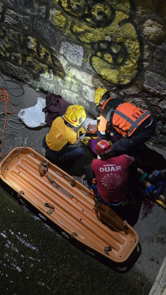 Rescataron a un hombre que cayó a la Cañada en pleno centro de Córdoba