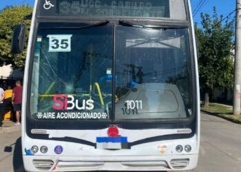 Choque entre una moto y un colectivo en barrio Santa Isabel: una pasajera fue hospitalizada