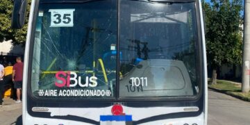 Choque entre una moto y un colectivo en barrio Santa Isabel: una pasajera fue hospitalizada Choque entre una moto y un colectivo en barrio Santa Isabel: una pasajera fue hospitalizada