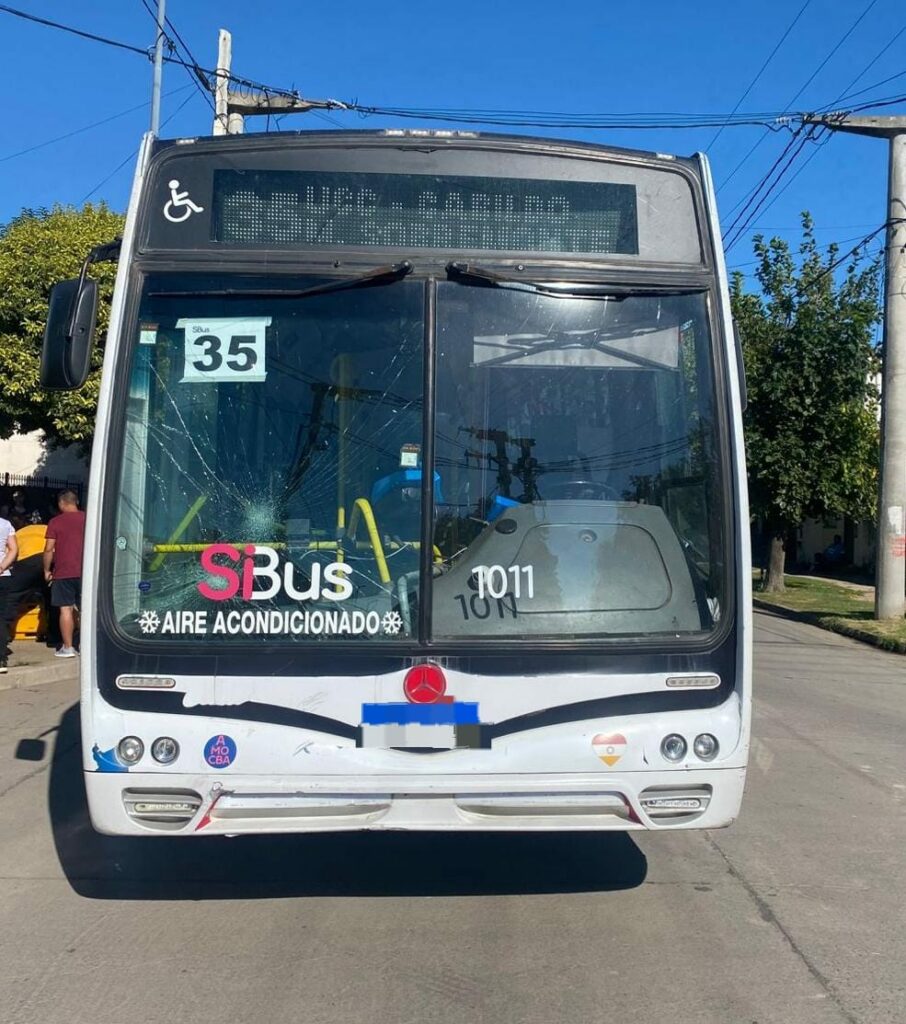 Choque entre una moto y un colectivo en barrio Santa Isabel: una pasajera fue hospitalizada Choque entre una moto y un colectivo en barrio Santa Isabel: una pasajera fue hospitalizada