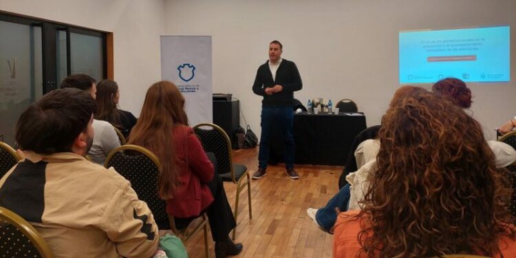 Con talleres en territorio, la Municipalidad de Córdoba impulsa la formación de referentes barriales y fortalece redes comunitarias para abordar la salud mental y los consumos problemáticos desde una perspectiva cercana y participativa.