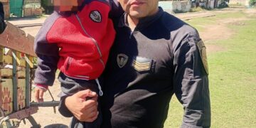 Un policía salvó a un niño de las vías segundos antes de que pasara el tren