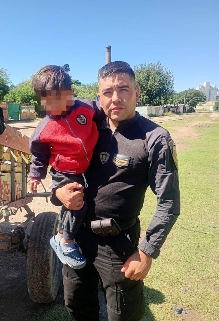 Un efectivo policial rescató a un niño de tres años que se encontraba solo sobre las vías en Córdoba, segundos antes del paso de un tren, evitando una tragedia gracias a su rápida intervención.