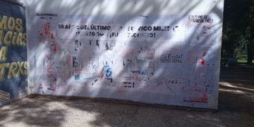 Vandalizaron un mural sobre las nuevas 12 identificaciones en La Perla