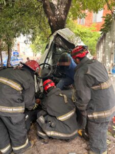 Un conductor quedó atrapado tras chocar contra un árbol y debió ser rescatado