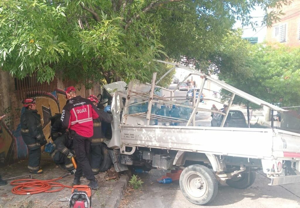 Un conductor quedó atrapado tras chocar contra un árbol y debió ser rescatado