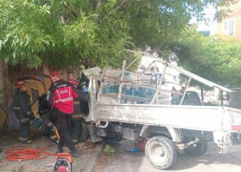 Un conductor quedó atrapado tras chocar contra un árbol y debió ser rescatado